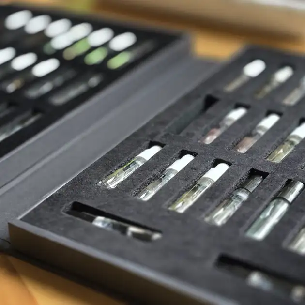 Bild unserer Probenbox für alle Düfte. Über 60 kleine Sprühviolen waren auf Dich!